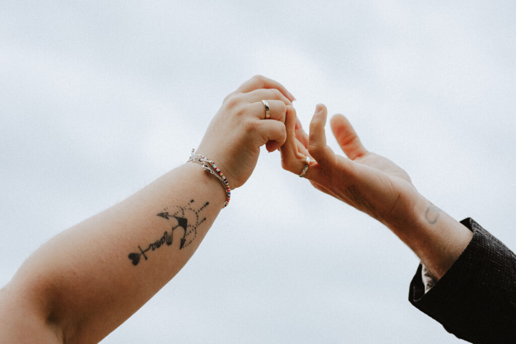 Fotograf Reutlingen Tübingen Hochzeit Paare Brautpaar gefasste Hände im Himmel in Römerstein
