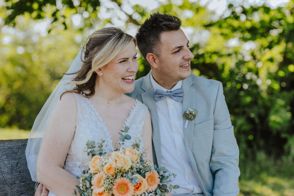 Fotograf Reutlingen Tübingen Hochzeit Paare Brautpaar schaut gemeinsam in die Ferne in Kirchheim