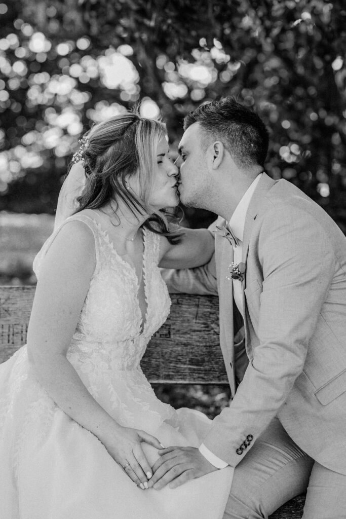 Fotograf Reutlingen Tübingen Hochzeit Paare Brautpaar küsst sich in Kirchheim