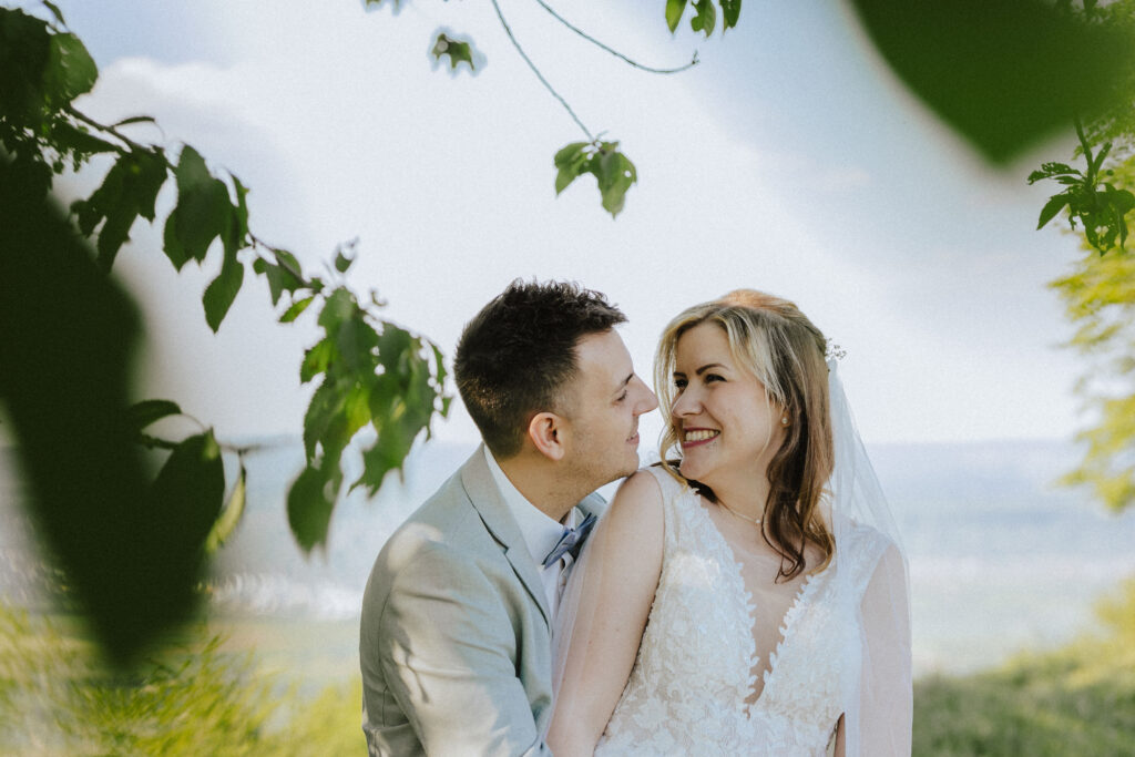 Fotograf Reutlingen Tübingen Hochzeit Paare Brautpaar strahlt sich an in Kirchheim