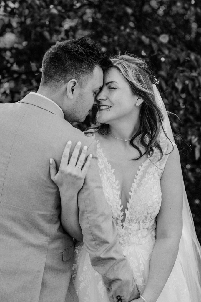 Fotograf Reutlingen Tübingen Hochzeit Paare Brautpaar sie schaut ihn verliebt an in Kirchheim