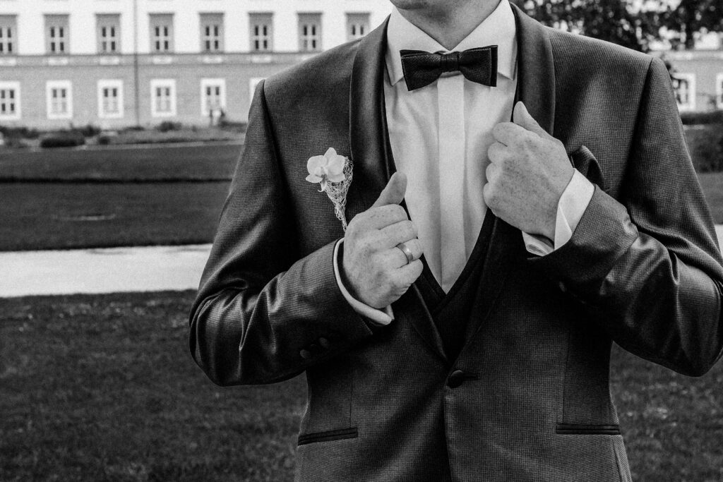 Fotograf Reutlingen Tübingen Hochzeit Paare Bräutigam Nahaufnahme fasst sich an Revers in Fürstenfeldbruck