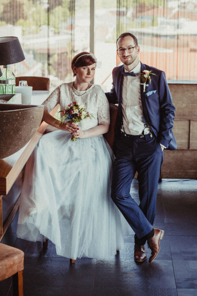 Fotograf Reutlingen Tübingen Hochzeit Paare Brautpaar steht an einer Bar und lacht in Schorndorf