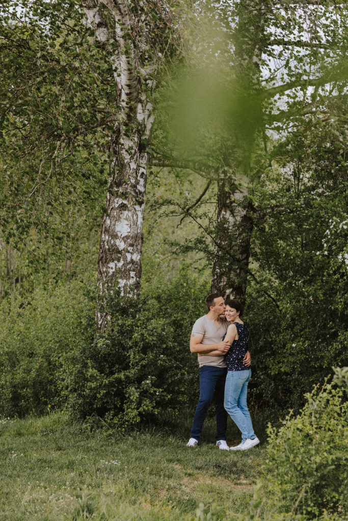 Fotograf Reutlingen Tübingen Hochzeit Paar steht an einem See und lehnt sich aneinander in Nürtingen