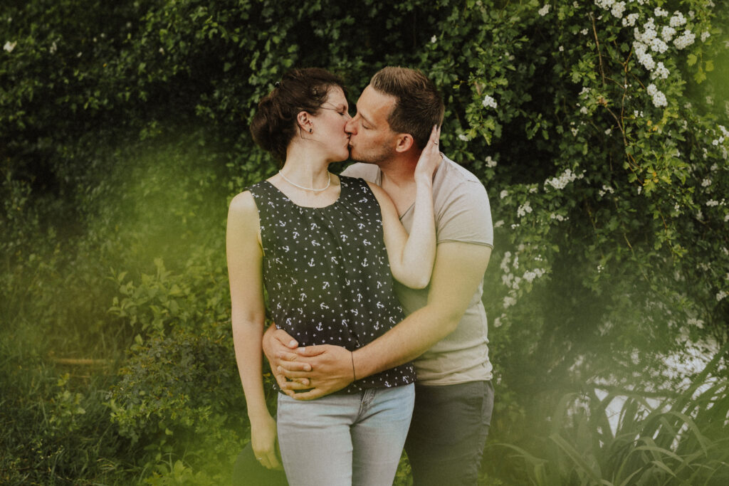 Fotograf Reutlingen Tübingen Hochzeit Paar steht an einem See und küsst sich in Nürtingen