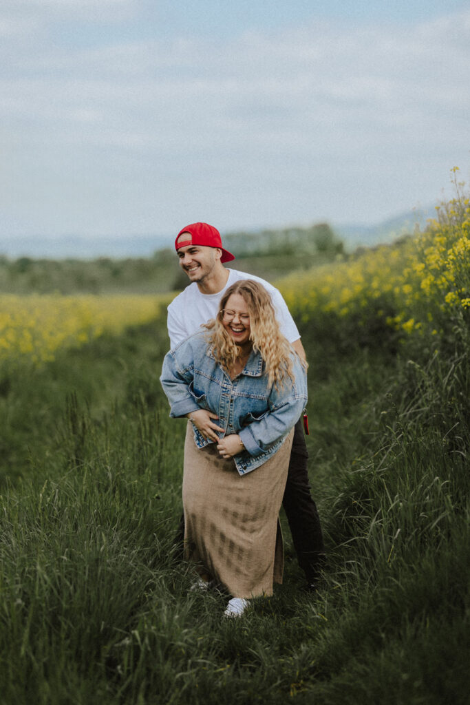 Fotograf Reutlingen Tübingen Hochzeit Paar spielt Fangen an einem Rapsfeld in Pliezhausen