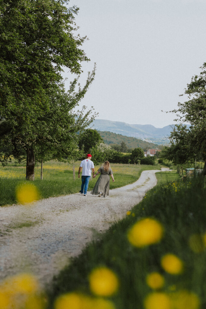 Fotograf Reutlingen Tübingen Hochzeit Paar läuft auf einem Weg vom Betrachter weg in Pliezhausen
