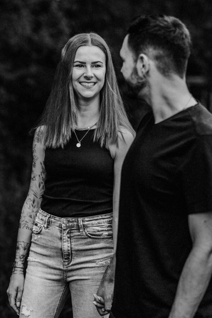 Fotograf Reutlingen Tübingen Hochzeit Paar er schaut zu ihr in Walddorfhäslach