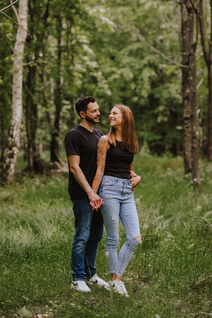 Fotograf Reutlingen Tübingen Hochzeit Paar steht auf einer Lichtung im Wald und schaut sich an in Walddorfhäslach