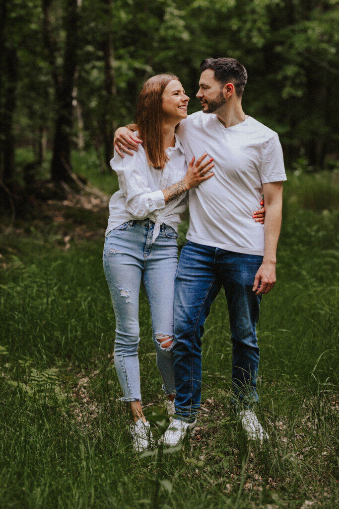 Fotograf Reutlingen Tübingen Hochzeit Paar läuft innig auf einer Lichtung im Wald in Walddorfhäslach
