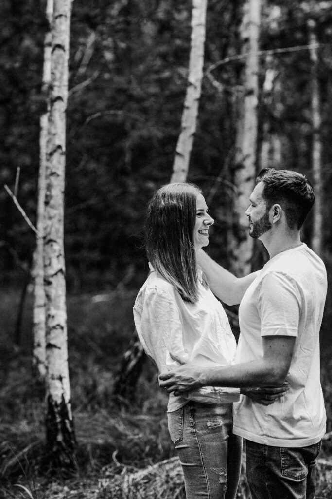 Fotograf Reutlingen Tübingen Hochzeit Paar steht in einem Birkenwald und schaut sich an in Walddorfhäslach