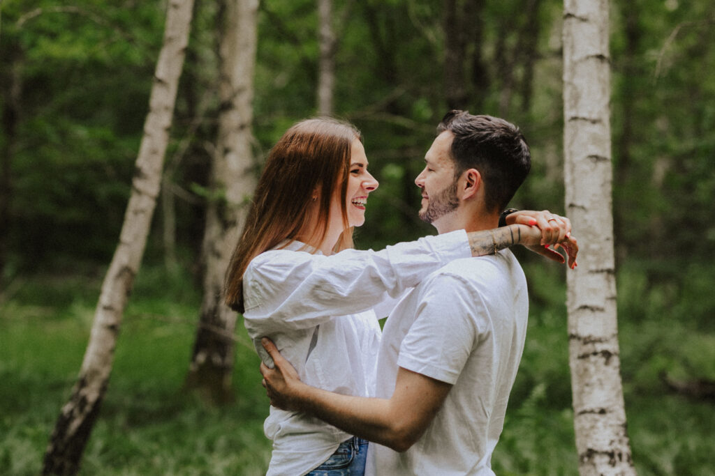 Fotograf Reutlingen Tübingen Hochzeit Paar steht in einem Birkenwald und schaut sich an in Walddorfhäslach
