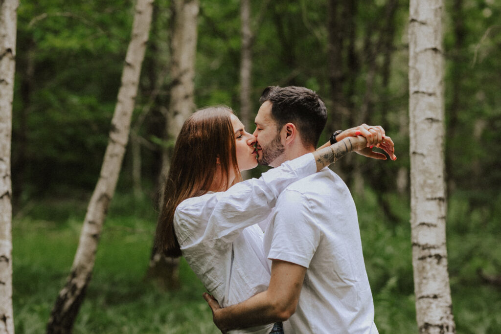 Fotograf Reutlingen Tübingen Hochzeit Paar steht in einem Birkenwald und küsst sich in Walddorfhäslach