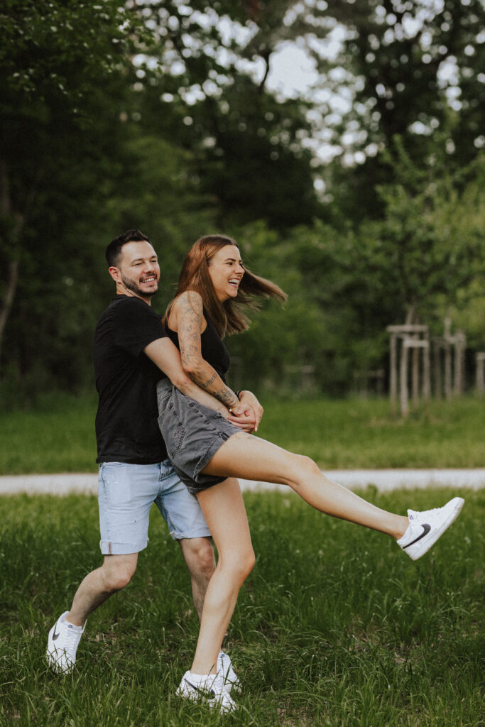 Fotograf Reutlingen Tübingen Hochzeit Paar albert auf einer Wiese herum in Walddorfhäslach